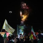 Los iraníes celebran tras el ataque con misiles contra Israel.