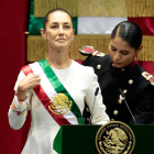 La presidenta de México Claudia Sheinbaum, recibe la banda presidencial en la Cámara de Diputados.