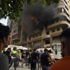 El humo se eleva desde un edificio tras un ataque militar israelí en los suburbios del sur de Beirut, Líbano, el 1 de octubre de 2024.