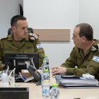 El Jefe del Estado Mayor de las Fuerzas de Defensa de Israel Herzi Halevi (i) evalúa la situación en Israel tras el ataque de Irán con misiles y el atentado en el que dos terroristas la emprendieron a tiros con la gente que estaba esperando el tren ligero en Tel Aviv.