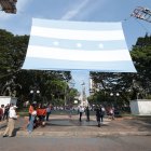 Una enorme bandera dio la bienvenida a los asistentes en el parque Centenario.