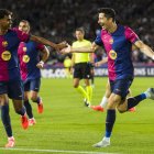 BARCELONA, 01/10/2024.- El delantero del FC Barcelona Robert Lewandowski (d) celebra su gol, primero del equipo blaugrana, durante el encuentro correspondiente a la segunda jornada de la Liga de Campeones que disputan hoy martes FC Barcelona y Young Boys en el Estadio Olímpico Lluis Companys, en Barcelona. EFE/Enric Fontcuberta.
