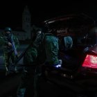 Fotografía de archivo del 18 de septiembre de 2024 de militares que realizan controles en las calles tras el inicio de apagones por crisis energética en Quito (Ecuador).