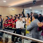 Durante un minuto concejales, autoridades y ciudadanos aplaudieron como homenaje a los Bomberos que combatieron los incendios que se registraron en Quito