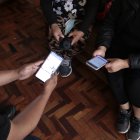 Tecnología. Hay dificultad para utilizar las aplicaciones de los bancos por los apagones. Foto referencial.