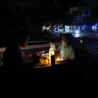 Restaurante. Por la caída de las ventas y la necesidad de dinero, hay negocios que se atreven a abrir y atender a sus clientes pese a no tener luz.