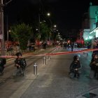 Oficiales de policía israelíes armados vigilan cerca de un cordón en el lugar de un tiroteo en Tel Aviv, Israel, el 01 de octubre de 2024.