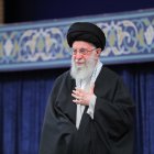 Líder supremo iraní muestra al líder supremo iraní, el ayatolá Ali Jamenei, saludando a la multitud durante una ceremonia en Teherán.