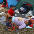 Migrantes venezolanos descansan en la Estación Temporal de Recepción Migratoria.