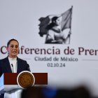 La presidenta de México, Claudia Sheinbaum, habla durante su primera conferencia de prensa este miércoles, ofrecida en Palacio Nacional de la Ciudad de México (México).