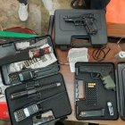 Armas, cascos y otros equipos fueron incautados por la Policía Nacional.