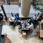 Alternativa. Usuarios optan por ir a cafeterías y malls para mitifigar los efectos que deja la falta de energía.