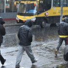 La fuerte lluvia dejó un vehículo atrapado por acumulación de agua en el sur de Quito.