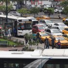 Escenas como estas, de calles llenas de vehículos durante los cortes de energía, se han vuelto habituales en la ciudad.