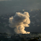 Columna de humo tras un ataque israelí en la villa de Kafr Kila, en el sur del Líbano.