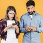 Descubre si es recomendable monitorear el celular de tus hijos.