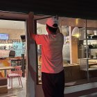 Operaciones. Debido al toque de queda, varios locales comerciales de cuatro provincias deberán cerrar temprano .