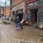 Un hombre camina en medio de una calle afectada por el paso del huracán Helene este martes, en Marshall (Estados Unidos).