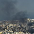 Un avión vuela sobre Beirut tras los bombardeos israelíes al barrio de Dahye.