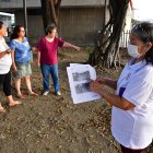 Espacios Un grupo de moradoras insisten en que existe el terreno suficiente en el parque de la iglesia para instalar máquinas de ejercicios para el uso de los adultos mayores.