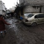 Afectación. Cubierta de lodo quedó la vivienda de Luz María Tituaña. Solo le queda pedir ayuda para recuperar sus enseres.