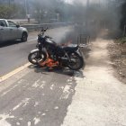 La motocicleta que habían empleado dos sospechosos para asaltar a una mujer de la tercera edad fue quemada.
