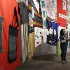 Una persona recorriendo la muestra "Coreografías de lo imposible" en el museo nacional de arte en La Paz.