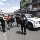 La Policía Nacional revisa vehículos en el barrio La Roldós, en el norte de la ciudad capital.