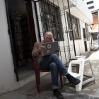 Justin Trudinger sale al patio de su casa buscando una mejor conexión de internet.