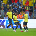 Los jugadores de la selección ecuatoriana en la celebración de gol ante Perú