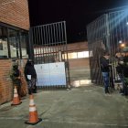 Los señalados habrían ingresado con armas blancas a la celda de la víctima para asesinarla.