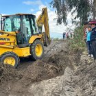 Con maquinaria de la prefectura buscan habilitar la vía que se vio afectada.