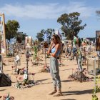 Una mujer mira fotografías y monumentos conmemorativos de los asistentes al festival israelíes que fueron asesinados por Hamas cerca del Kibbutz Reim, en el sur de Israe.