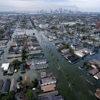 La foto muestra la devastación causada por los fuertes vientos y las fuertes inundaciones en el área metropolitana de Nueva Orleans, Luisiana, EE.UU., tras el huracán Katrina.