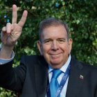 El líder opositor venezolano Edmundo González atendió a la prensa tras su intervención en el Foro La Toja, este viernes 4 de octubre en O Grove.