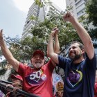 El presidente de Brasil, Luiz Inácio Lula da Silva (i), acompaña a su candidato a la Alcaldía de São Paulo, Guilherme Boulos (c), este sábado 5 de octubre durante un recorrido por las calles de São Paulo.
