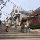 Decoraciones. Las banderas celeste y blanco dan la bienvenida a los turistas locales y foráneos que visitan el cerro Santa Ana, lugar donde nació Guayaquil; están colgadas desde julio.

AG-EXPRESO
AG-EXTERNOS