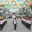 Varios videos se viralizaron esta tarde en las redes sociales, mostrando cómo el público y los estudiantes huían del desfile, gritando desesperados.