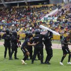 Los jugadores de Barcelona tuvieron que recibir protección de parte de la policía.