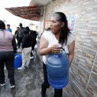 En la Ferroviaria Media, vecinos aguardan el arribo de tanqueros. Aseguran que la situación es crítica.