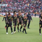 Los jugadores de Barcelona salieron frustrados tras sumar una nueva derrota.