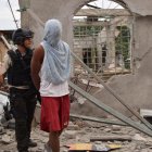 El detenido fue escoltado por miembros de la Policía Nacional.