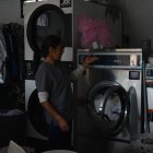 Mientras espera que venga la luz, Verónica Quishpe restriega a mano la ropa de sus clientes. Tiene una lavandería en el sector de Cumbayá.
