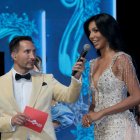 Antes de ser elegida, la nueva Reina de Guayaquil respondió las preguntas ante el jurado. En la foto, junto al presentador Eduardo Andrade.