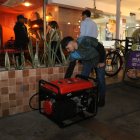 En la Víctor Emilio Estrada, en Guayaquil, en las aceras de los restaurantes, se observa generadores eléctricos.