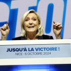 Marine Le Pen, líder del partido de extrema derecha francés Agrupación Nacional, pronuncia un discurso durante un mitin en la ciudad de Niza.