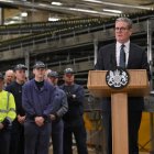 El primer ministro británico, Keir Starmer, habla durante una visita a la fábrica de Encirc Glass en Chester, Gran Bretaña, el 4 de octubre de 2024.