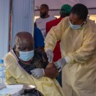 Personal médico recibe una vacuna contra la viruela y la mpox en el Hospital General de Goma, en Goma, República Democrática del Congo.