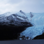 Fotografía de archivo de deshielo en un glaciar.