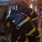 Los Bomberos rescataron a las víctimas que se quedaron atrapadas dentro del vehículo, tras el choque en la autopista General Rumiñahui.